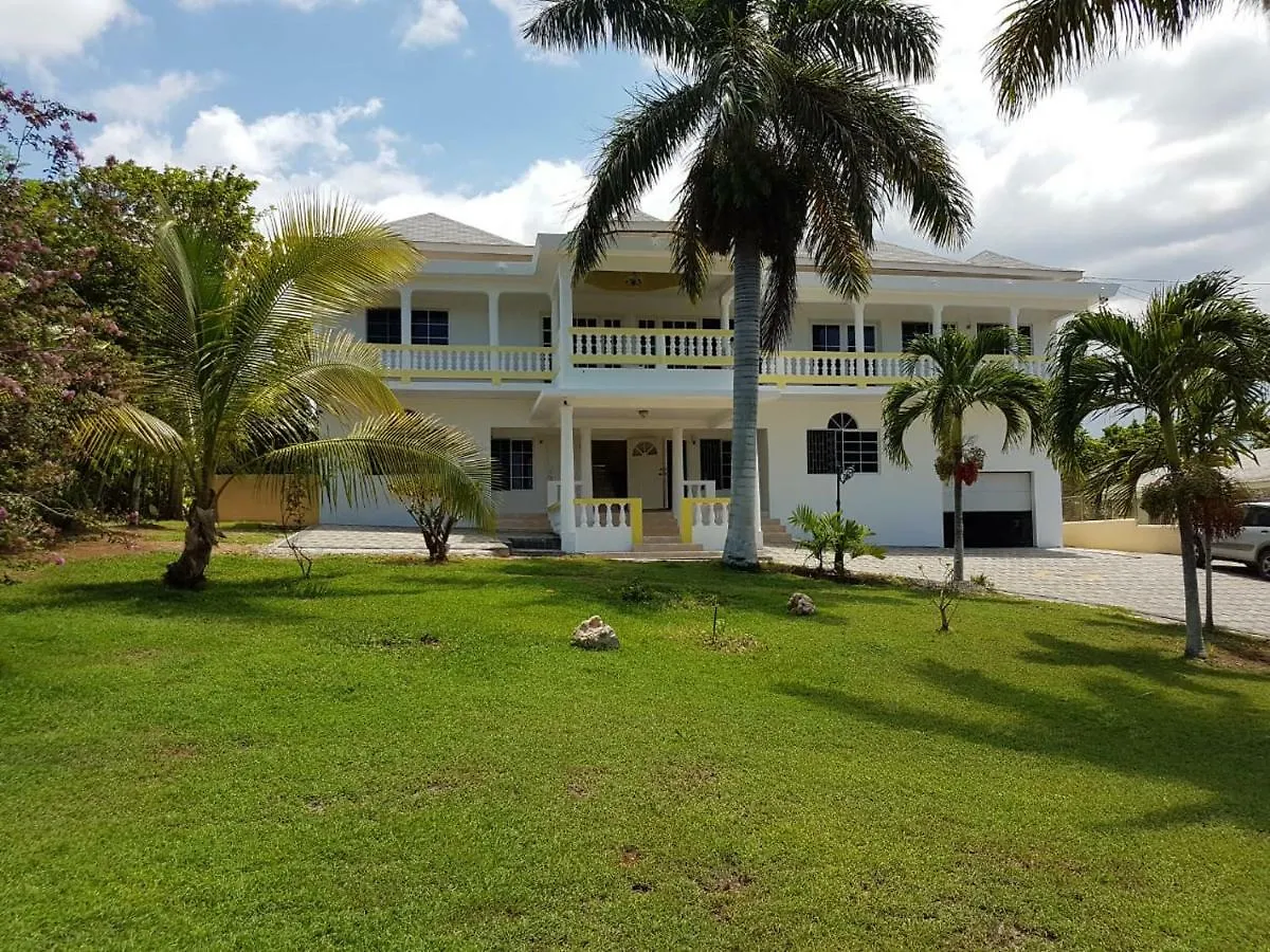 Апартаменты Coral Gardens Villa Бухта Монтего Ямайка